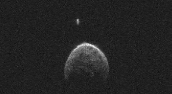 Asteroid a malý měsíc