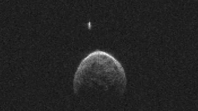 Planetku označovanou jako 2004 BL86 doprovázel malý měsíc, ukázaly snímky NASA.