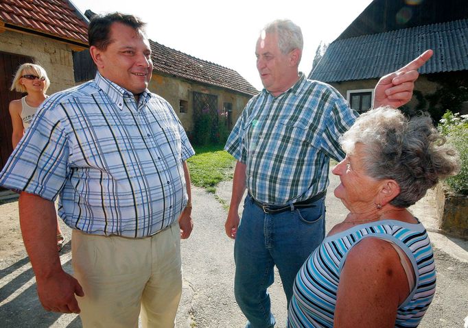 Premiér Jiří Paroubek (vlevo) navštívil 5. července 2006 v Novém Veselí na Žďársku expremiéra Miloše Zemana.