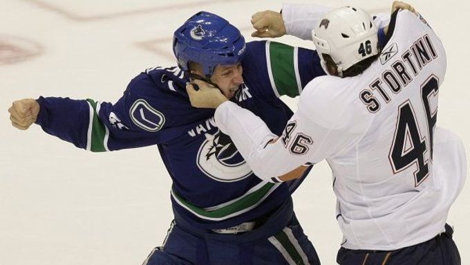 V zámoří vrcholí ostrá příprava na start nové sezony NHL. Mnozí hokejisté bojují o místo v sestavě, hraje se proto nadoraz. (Souboj Nathana McIvera z Vancouveru a Zacka Stortiniho z Edmontonu.)