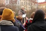 Desítky lidí, kteří dorazili na setkání na pražském náměstí Míru, uvítala Františka Zezuláková Shodková z křesťansko-feministického ekumenického uskupení (RFM slovy), podle níž se o tématu stále málo mluví.