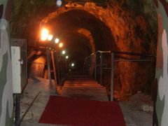 Sestup do tunelu, který tajně budovali severokorejští vojáci. Podzemní exploze je ale prozradila.