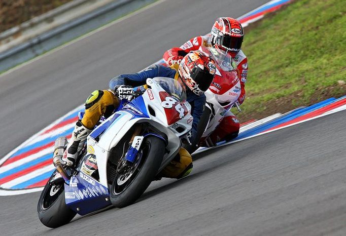 Souboj Burrella (77, MS Racing) a Picy (38, Cruciano Moto Suzuki Italia) o nájezd na tzv. stadion Masarykova okruhu.