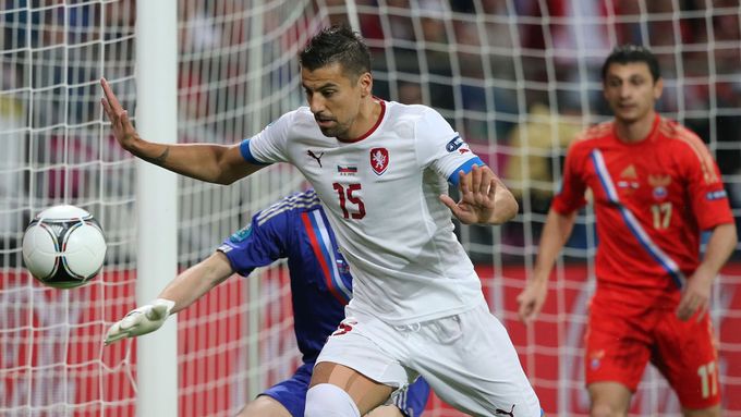 Milan Baroš hlídá míč jenž letí na roh během utkání Ruska s Českou republikou na Euru 2012.