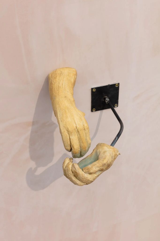 Instalace Jesseho Darlinga v galerii Towner Eastbourne.