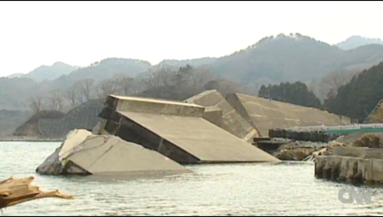 Japonsko - zničená protipovodňová zeď