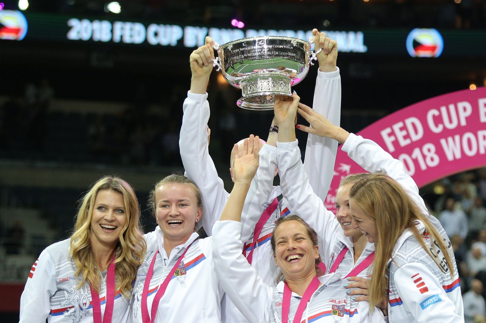 České tenistky slaví vítěství ve Fed Cupu 2018