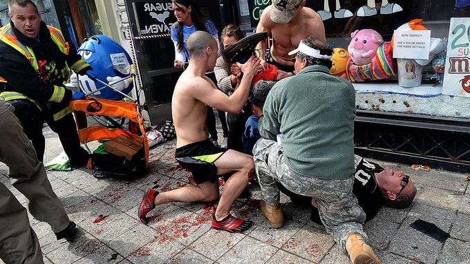 První pomoc obětem atentátu na bostonském maratonu.
