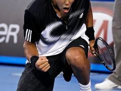 Jo-Wilfried Tsonga se raduje. Vyhrál první set ve finále Australian open