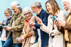 Nová generace závislých. Jak digitální svět láká české seniory a v čem spočívá riziko