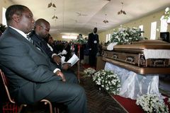 Zimbabwe pohřbívá premiérovu manželku, přišel i Mugabe