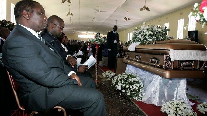 Morgan Tsvangirai na pohřbu své manželky Susan