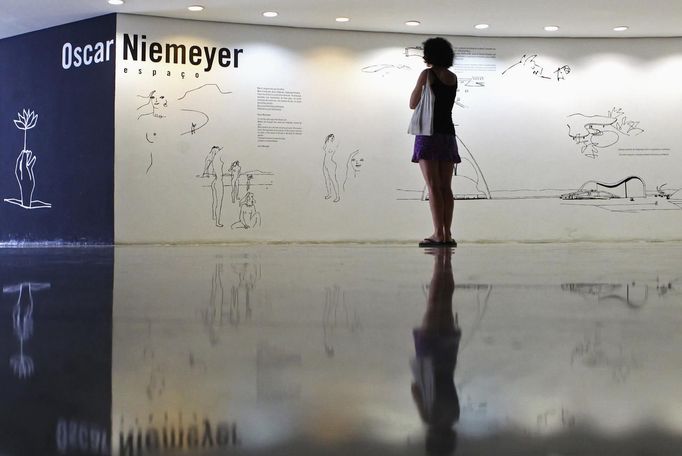 A visitor looks at an exhibit inside the Oscar Niemeyer Museum in Curitiba, December 6, 2012. Niemeyer, a towering patriarch of modern architecture who shaped the look of modern Brazil and whose inventive, curved designs left their mark on cities worldwide, died late on December 5, 2012. He was 104. Niemeyer had been battling kidney and stomach ailments in a Rio de Janeiro hospital since early November. His death was the result of a lung infection developed this week, the hospital said, little more than a week before he would have turned 105. REUTERS/Rodolfo Buhrer (BRAZIL - Tags: SOCIETY OBITUARY) Published: Pro. 6, 2012, 8:55 odp.