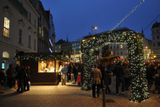 Brno: Světelná brána otevírá vánoční trhy na náměstí Svobody.
