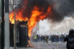 Skupina radikálů zneužila protesty žlutých vest, rabovala podniky na Champs-Elysées