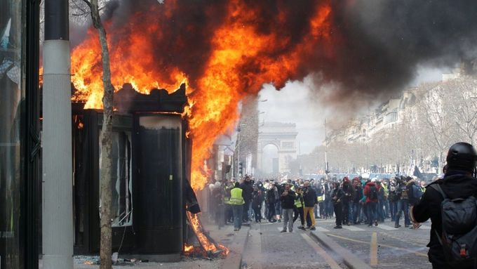 Sobotní protesty hnutí žlutých vest v Paříži.