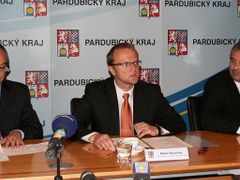 Zdeněk Štengl (vpravo) podepisuje za SPOZ koaliční smlouvu v Pardubickém kraji.