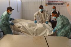 Izrael tlačí na Hamás k okamžitému vydání těl rukojmích, zná polohu devíti z nich