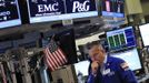 A trader works on the floor of the New York Stock Exchange June 22, 2012. REUTERS/Shannon Stapleton (UNITED STATES - Tags: BUSINESS) Published: Čer. 22, 2012, 2:11 odp.