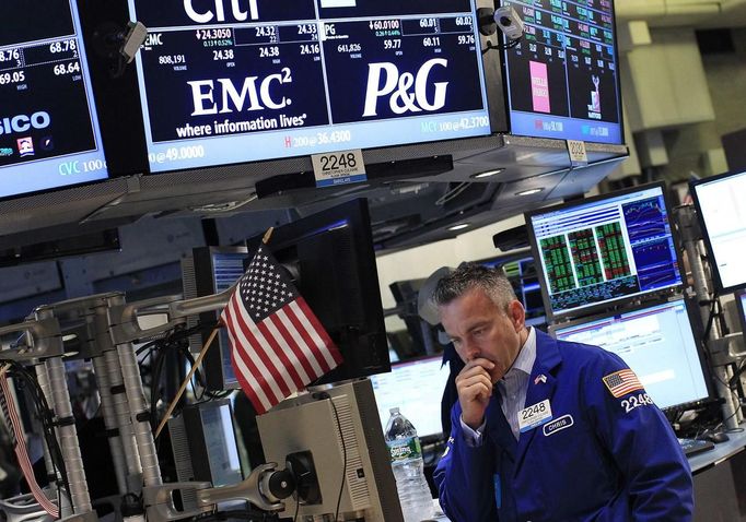 A trader works on the floor of the New York Stock Exchange June 22, 2012. REUTERS/Shannon Stapleton (UNITED STATES - Tags: BUSINESS) Published: Čer. 22, 2012, 2:11 odp.