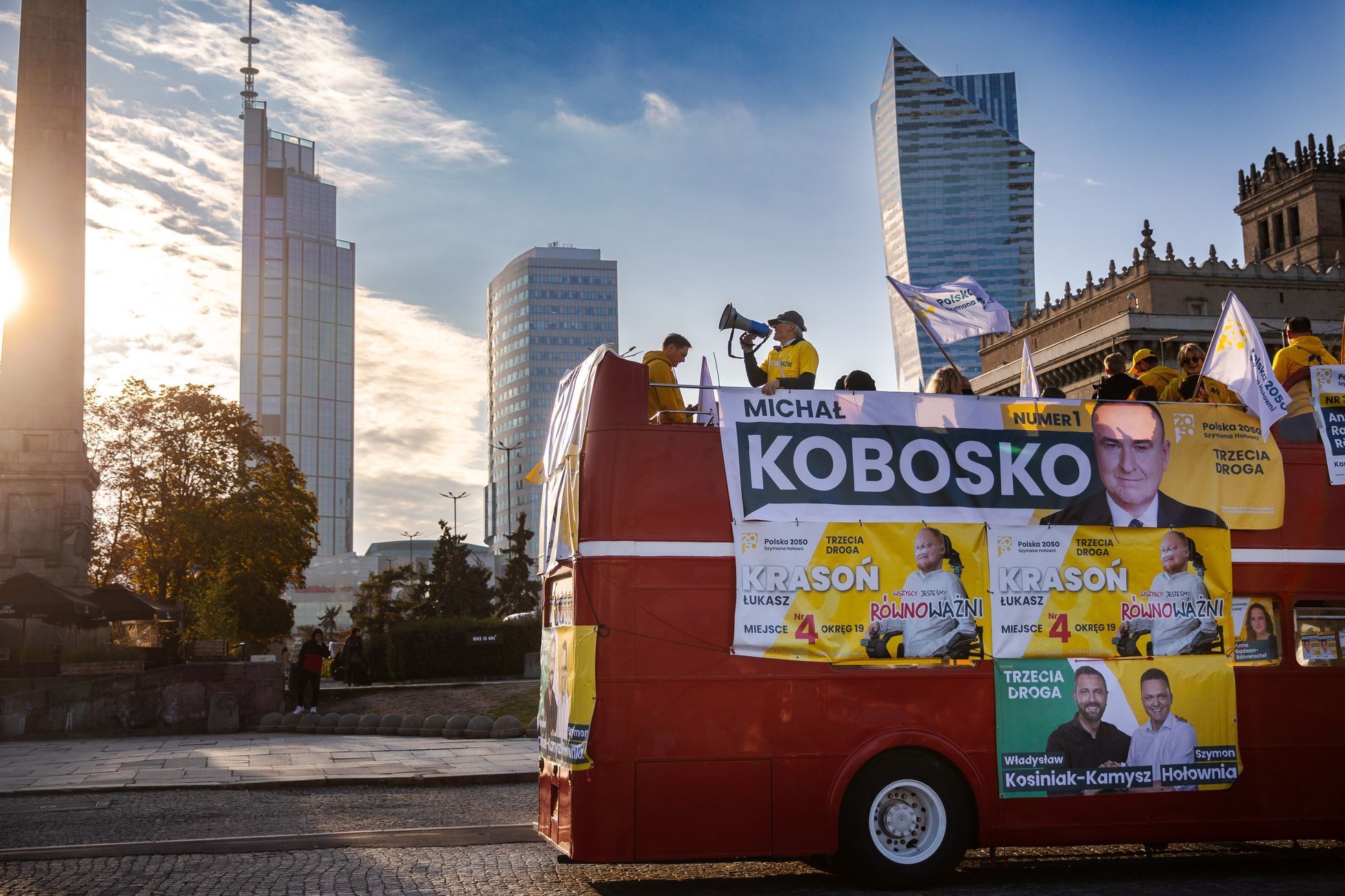 Polsko volby, poláci, billboard, reklama, plakát, Třetí cesta, právo a spravedlnost (PiS), Občanská platforma (PO), Polská lidová strana (PSL)