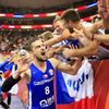 basketbal, MS 2019, Česko - Turecko, Tomáš Satoranský slaví s fanoušky vítězství a postup