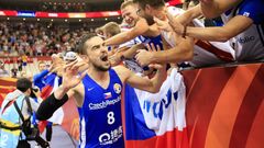 basketbal, MS 2019, Česko - Turecko, Tomáš Satoranský slaví s fanoušky vítězství a postup