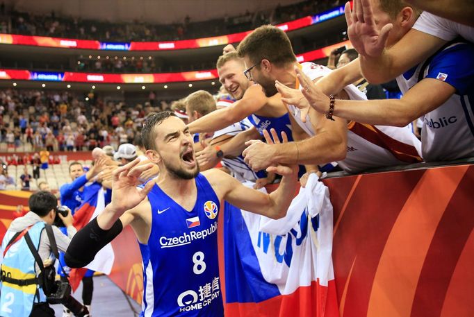 basketbal, MS 2019, Česko - Turecko, Tomáš Satoranský slaví s fanoušky vítězství a postup