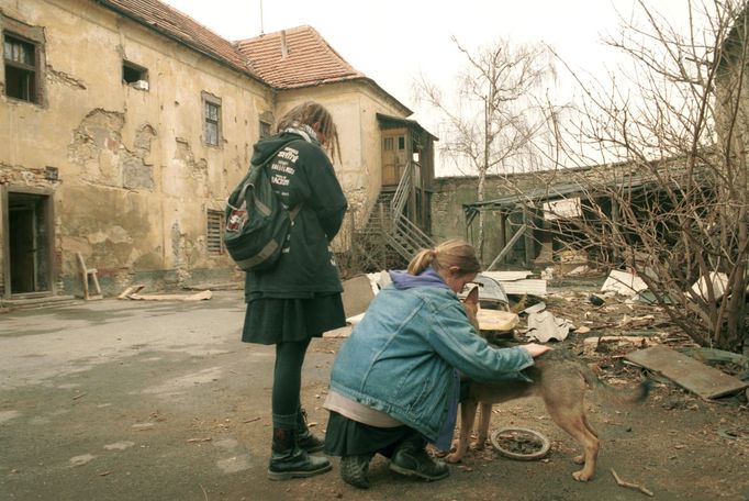 Památkově chráněná usedlost Ladronka v Praze na Břevnově v 90. letech, kdy ji obývali squateři. Nyní už je opravená a je v ní restaurace.