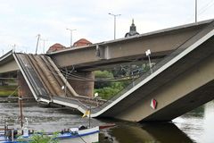 V Drážďanech se částečně zřítil důležitý most přes Labe. Nikdo nebyl zraněn