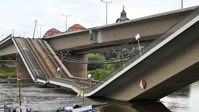 Zřícení, k němuž došlo kolem 3:00, postihlo jižní polovinu mostu. Podle hasičů se i na předmostí na straně drážďanského starého města vytvořila metrová trhlina.