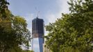 The One World Trade Center is seen from Battery Park in New York April 30, 2012. The One World Trade Center, built on the Ground Zero site of the fallen World Trade Center Towers, which were brought down in the September 11, 2001 terror attacks, officially surpassed the Empire State Building as the tallest building in New York on Monday. The One World Trade Center will stand at 1,776 feet (541 meters) to the tip of its antenna when it is completed, possibly by late 2013. It will then be the tallest building in the Western Hemisphere and the third tallest building in the world. REUTERS/Andrew Burton (UNITED STATES - Tags: SOCIETY BUSINESS CONSTRUCTION REAL ESTATE CITYSPACE) Published: Dub. 30, 2012, 10:05 odp.