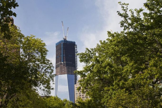 The One World Trade Center is seen from Battery Park in New York April 30, 2012. The One World Trade Center, built on the Ground Zero site of the fallen World Trade Center Towers, which were brought down in the September 11, 2001 terror attacks, officially surpassed the Empire State Building as the tallest building in New York on Monday. The One World Trade Center will stand at 1,776 feet (541 meters) to the tip of its antenna when it is completed, possibly by late 2013. It will then be the tallest building in the Western Hemisphere and the third tallest building in the world. REUTERS/Andrew Burton (UNITED STATES - Tags: SOCIETY BUSINESS CONSTRUCTION REAL ESTATE CITYSPACE) Published: Dub. 30, 2012, 10:05 odp.