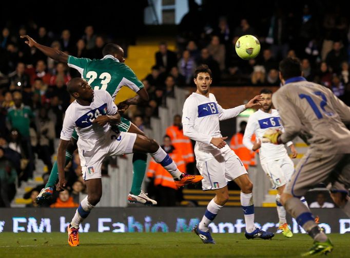 Shola Ameobi z Nigérie střílí gól Italům v přátelském utkání