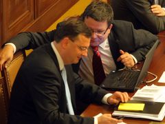 Alexandr Vondra s Petrem Nečasem
