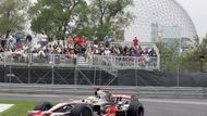 Diváci sledují Lewise Hamiltona z McLarenu.