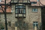 Velkorysý dům postavil Jan Kotěra a traduje se, že v něm bylo veselo. Sucharda pořádal bujaré i diskusní večírky, na kterých se často scházeli umělci okolo spolku Mánes.