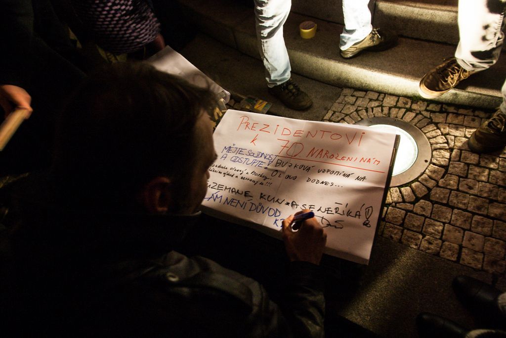Demonstace na Hradčanském náměstí