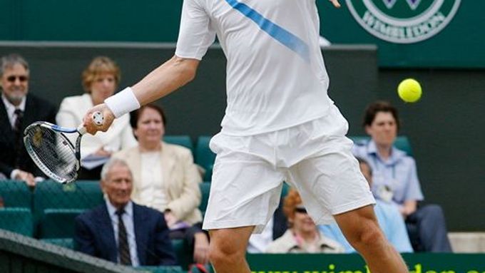 Český tenista Tomáš Berdych odvrací míč ve čtvrtfinále Wimbledonu s Rafaelem Nadalem