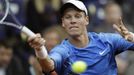 Tomáš Berdych vrací míč Maratu Safinovi při daviscupovém utkání v Moskvě.