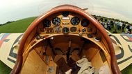Pohled do kokpitu dvoumístného letounu, jenž byl v Praze - Letňanech představen hloučku novinářů (vpravo nahoře) nadšenými konstruktéry a piloty z Historické letky RČS.