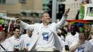 Sir Ian McKellen v roce 2003 na Europride, akci věnované LGBT komunitě.