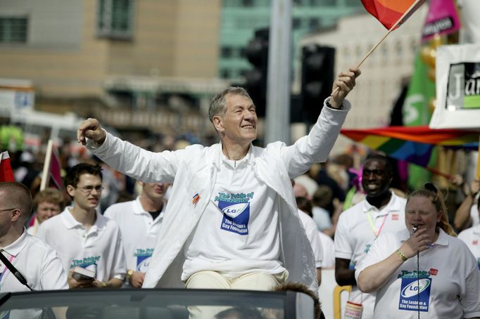 Sir Ian McKellen v roce 2003 na Europride, akci věnované LGBT komunitě.