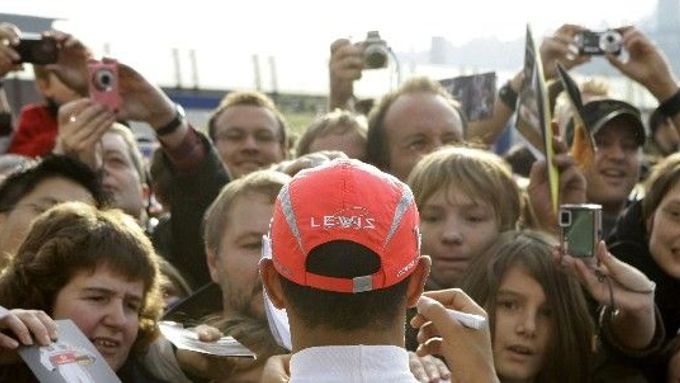 Nejmladší mistr světa F1 Lewis Hamilton vzbuzuje pozdvižení, kamkoliv přijde. Teď už ale myslí jen na novou sezonu.
