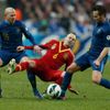 Fotbal, Francie - Španělsko: Christophe Jallet (vlevo) a Johan Cabaye (vpravo) -  Andres Iniesta