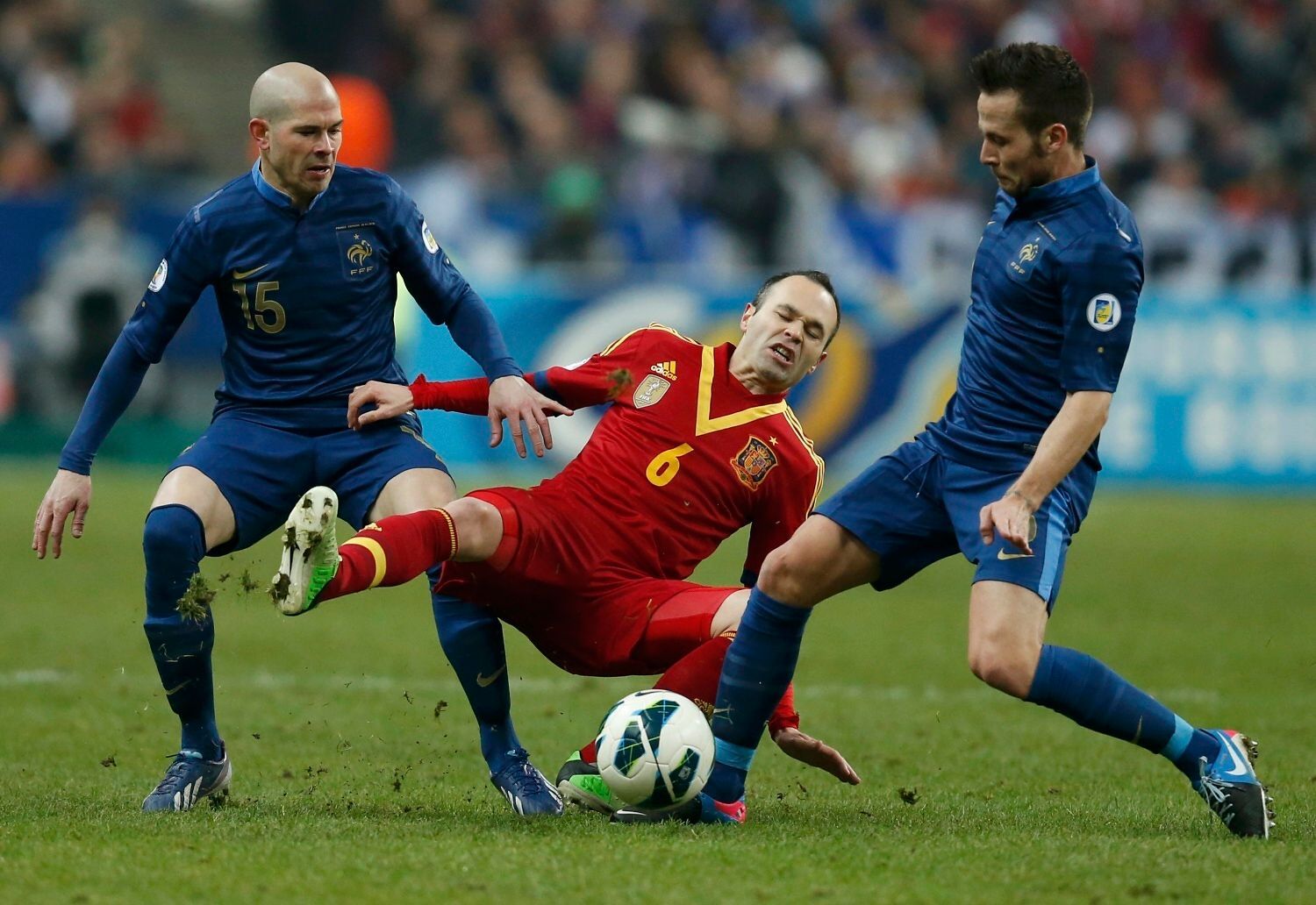 Fotbal, Francie - Španělsko: Christophe Jallet (vlevo) a Johan Cabaye (vpravo) -  Andres Iniesta