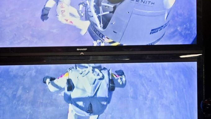 Na obrazovce v řídícm středisku v Roswellu je vidět, jak Baumgartner skáče do volného prostoru.