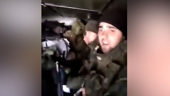 "Jsme jen děti, hodili nás do sra*ek.“ Ruští odvedenci si cestou na frontu zoufali; Zdroj foto: Twitter/Аслан