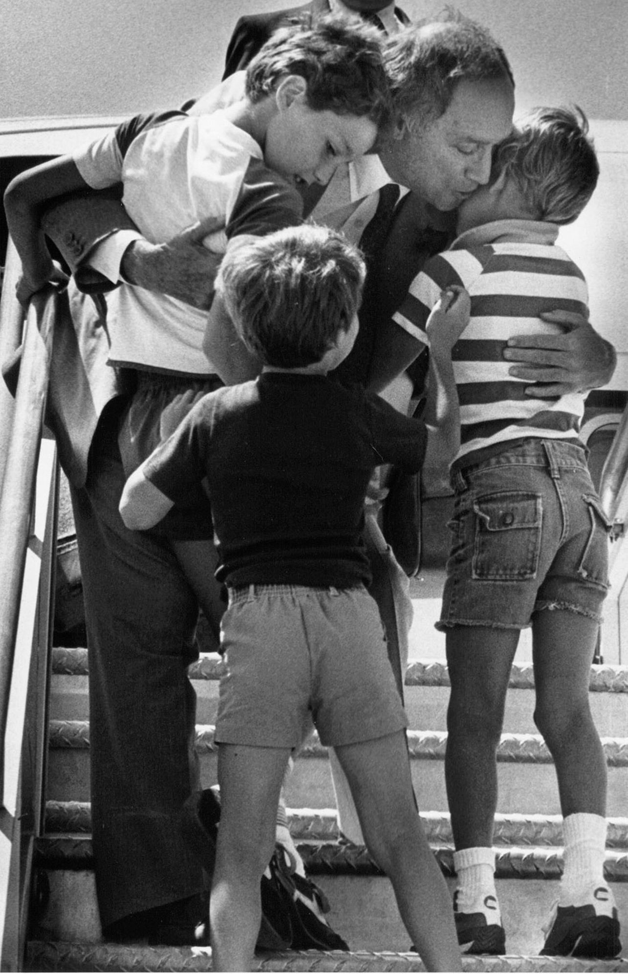 Premiér Pierre Trudeau se v roce 1983 zdraví se svými syny po návratu ze zahraniční cesty. Justin Trudeau je nalevo.