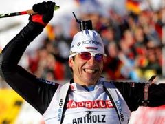 Německý biatlonista Ricco Gross se raduje z vítězství v závodě na 12,5 km během Světového poháru v italském středisku Anterselva.